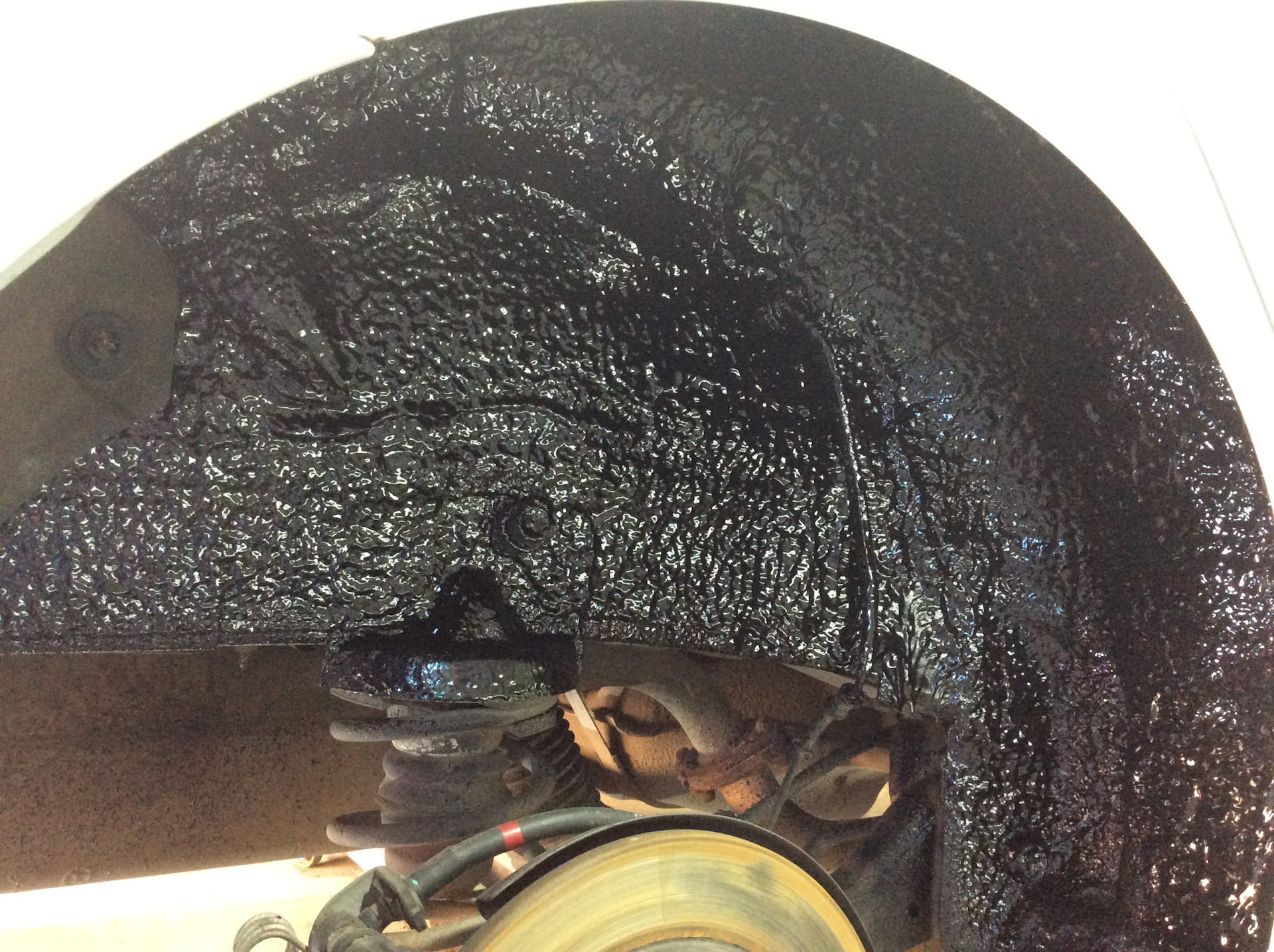 Лучшие жидкие подкрылки. Подкрылок на машине. Жидкие подкрылки 2110. Лучшие жидкие подкрылки. Жидкая резина для локеров.