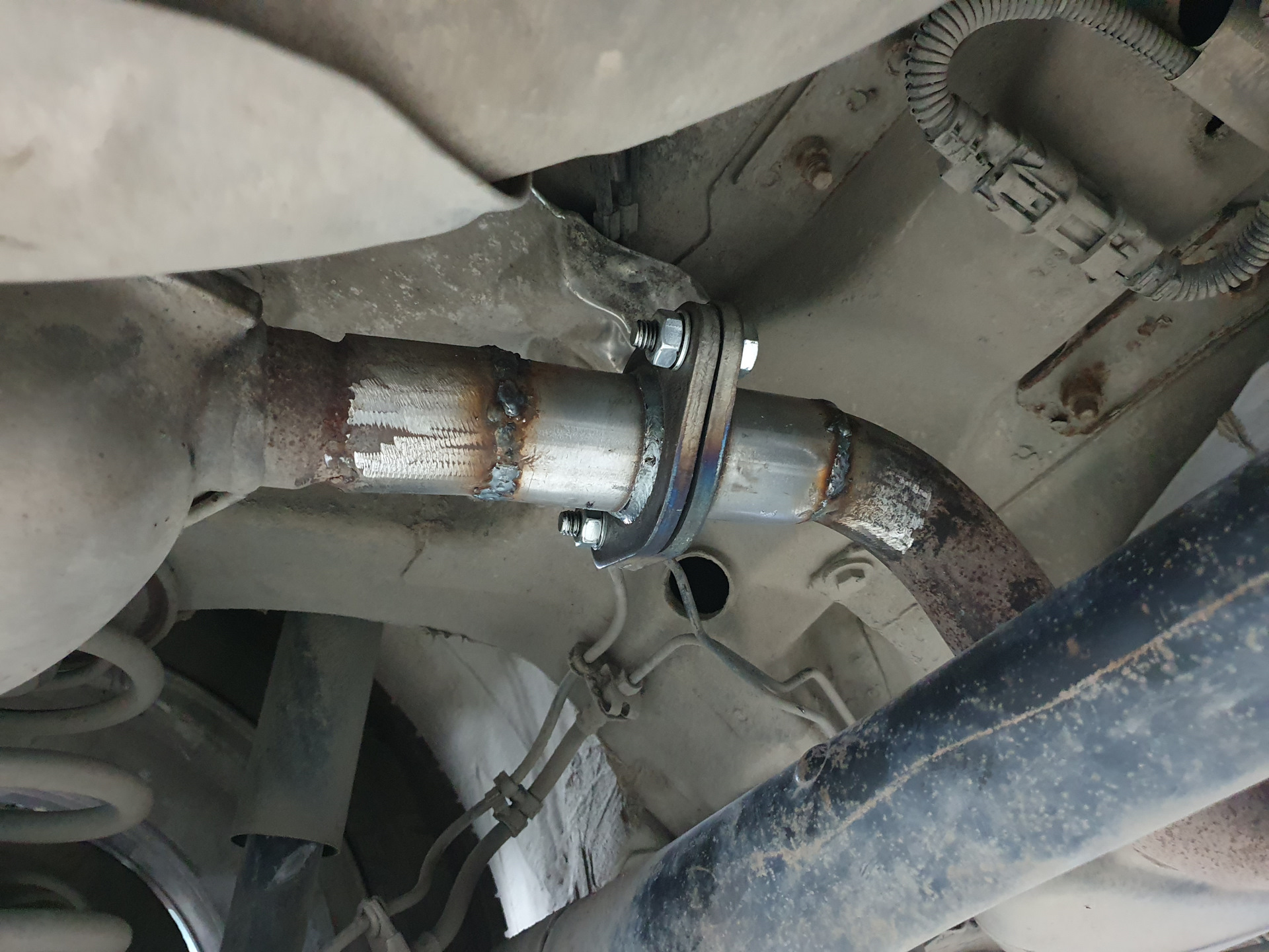 Ремонт выхлопной трубы — Opel Astra H GTC, 1,6 л, 2008 года | техосмотр ...