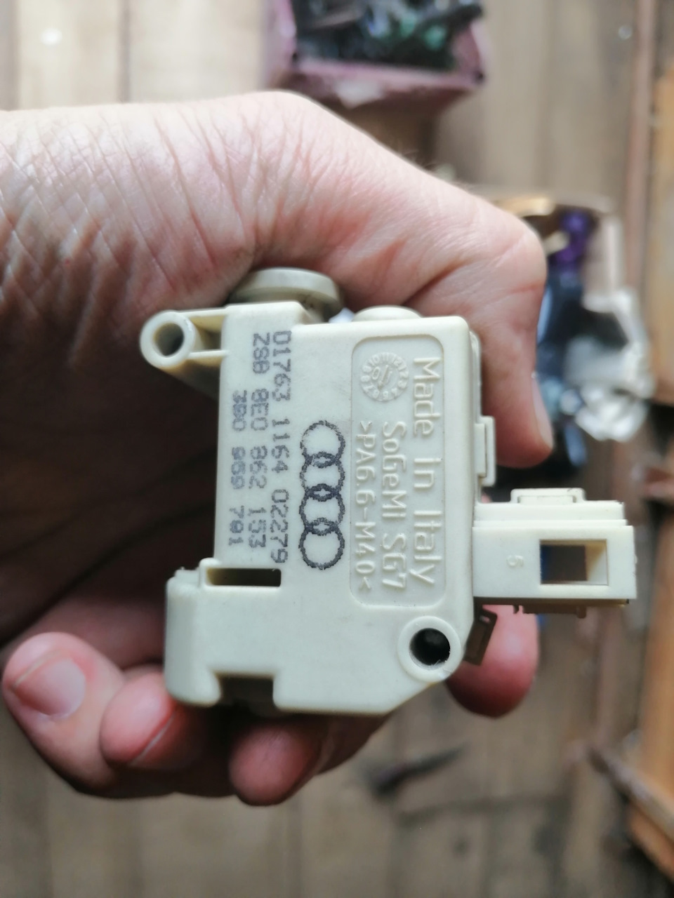 Актуатор лючка бензобака — Audi A4 (B6), 1,9 л, 2001 года | поломка ...