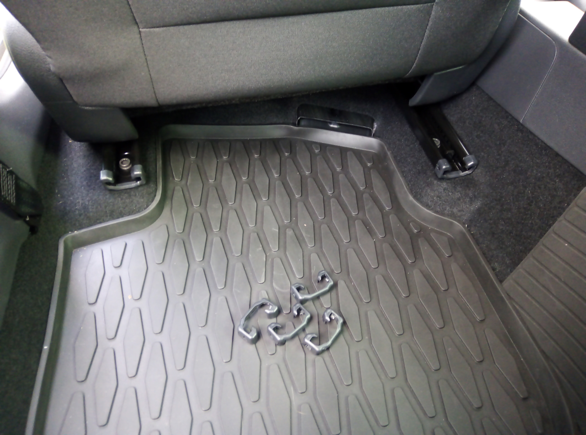 Заглушки на салазки сидений VAG 5J7 881 477 4 7H — Volkswagen Polo ...
