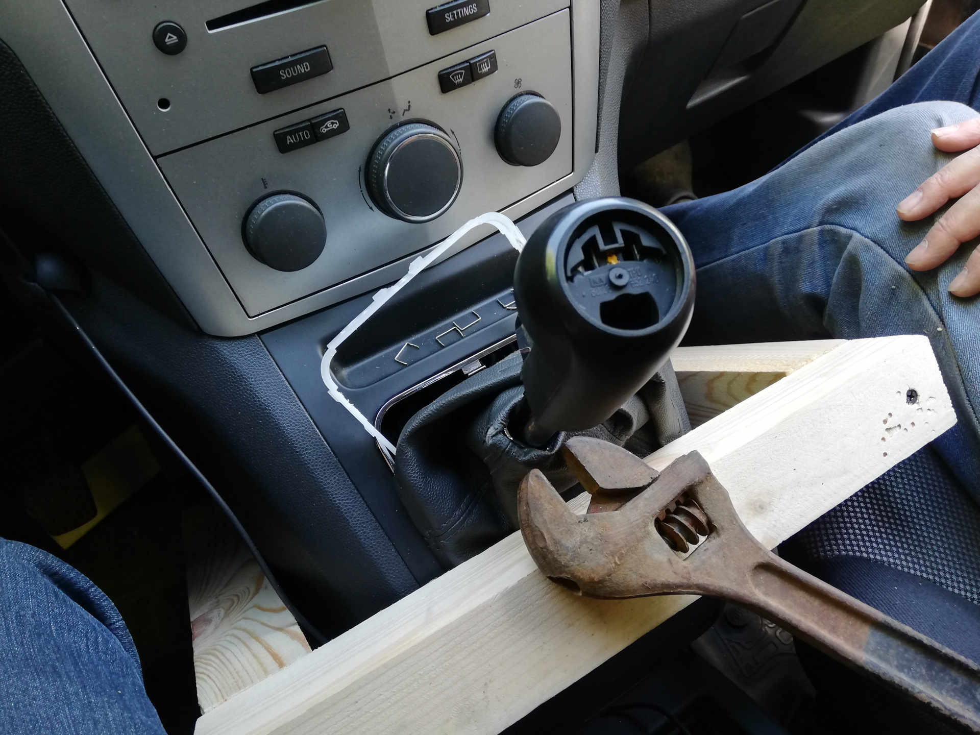 Снятие набалдашника рукоятки КПП — Opel Zafira B, 1,8 л, 2012 года ...