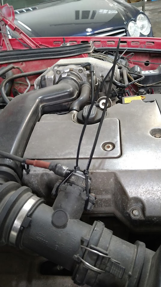 Склеили эпоксидкой, стянули хомутами на время, пока искали барабашку колесного — Mercedes-Benz E-Class (W124)