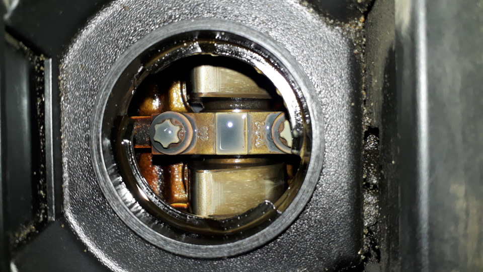 Эмульсия под клапанной крышкой — Opel Astra H, 1,6 л., 2008 года ...