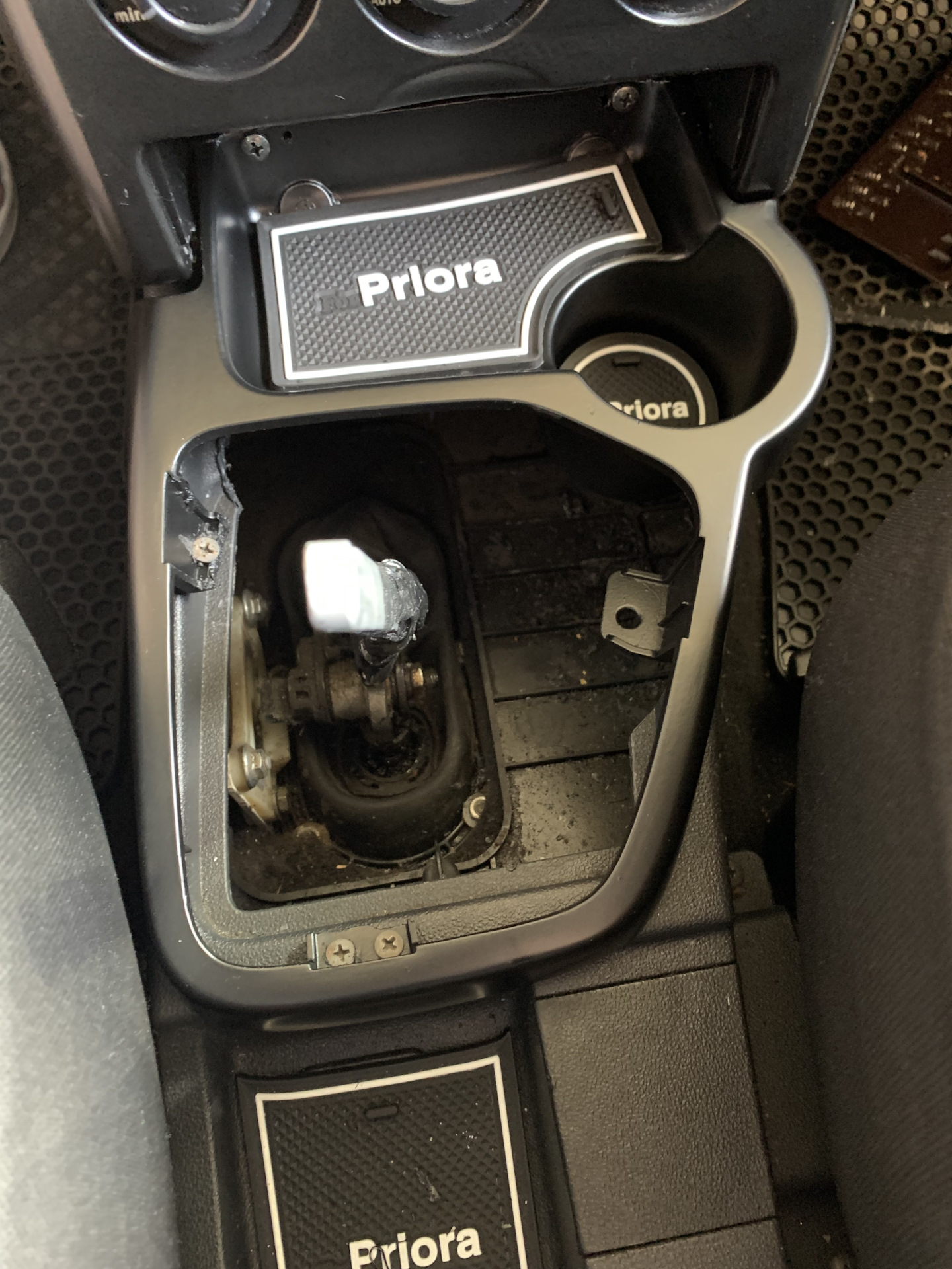 Консоль кпп приора 2 на приору 1. Доработка приора с двумя подстаканниками. Подстаканник приора 2 в приору. Приора 1 салон подстаканник. Подстаканник приора 2.