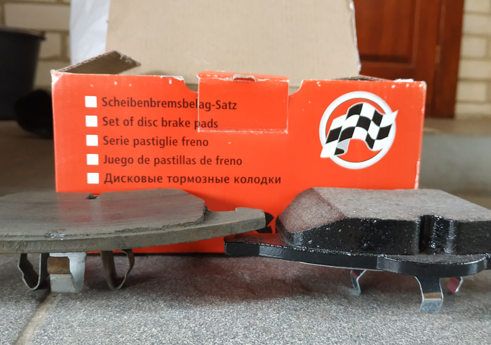 Замена тормозных колодок — Skoda Octavia Combi A4 Mk1, 1,8 л, 2006 года ...