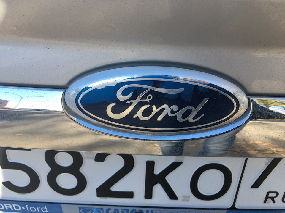 замена эмблемы по гарантии спустя 10 лет — Ford Focus II Hatchback, 1,8 ...