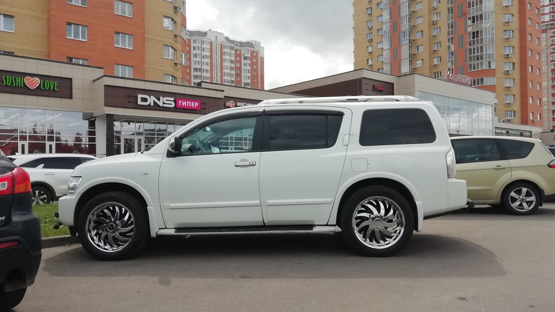 Infiniti QX56 (1G) 5.6 бензиновый 2008 | Носорог на DRIVE2