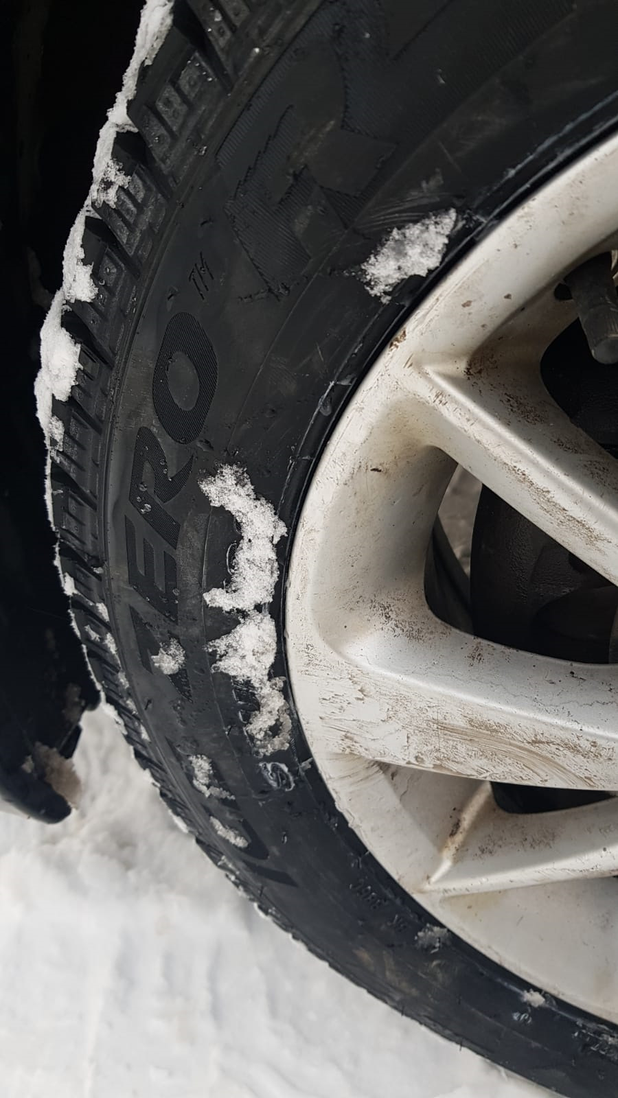 Спущенное колесо зимой. Форд фокус 2 спущено колесо. Прокол зимнего колеса. Пробитое колесо. Колесо sorento спустило.