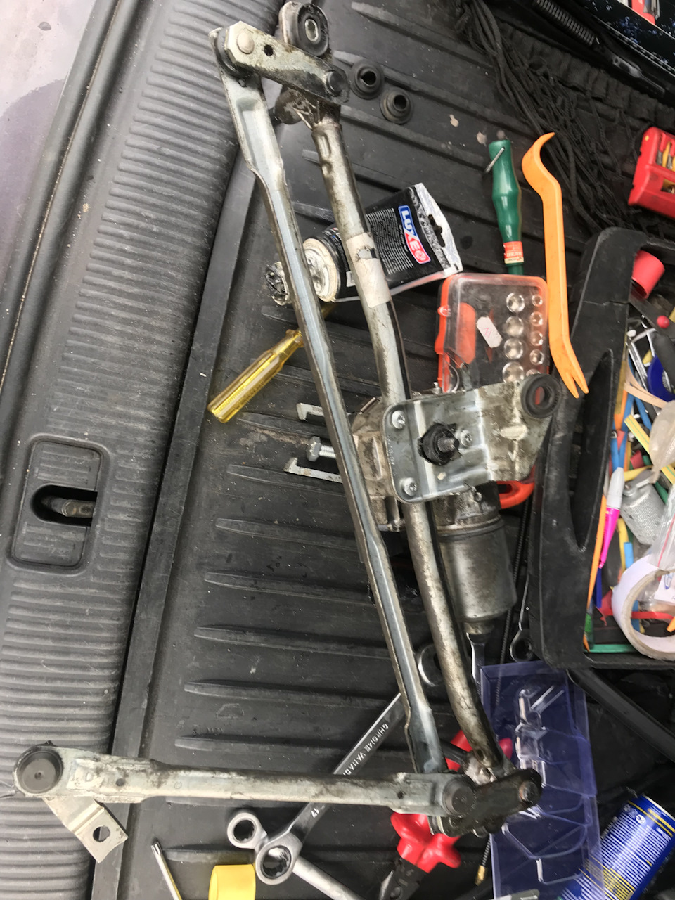 Скрип трапеции дворников — Audi Q5 (1G), 2 л, 2010 года | своими руками ...