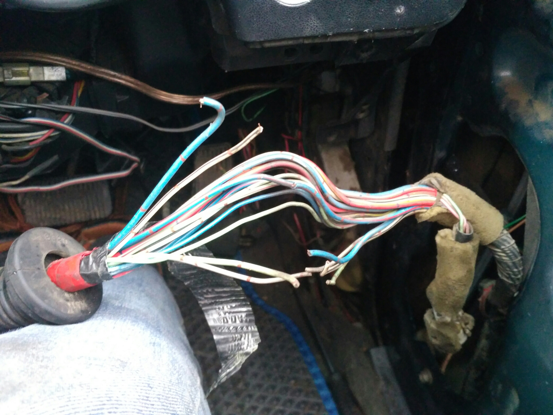 Провода перегрелись. Красно синие провода в проводке паджеро 2. Плавится провод на сигнал ваз 21 10. Соединение алюминиевого и медного провода в щитке. Кондиционер нексия установка.