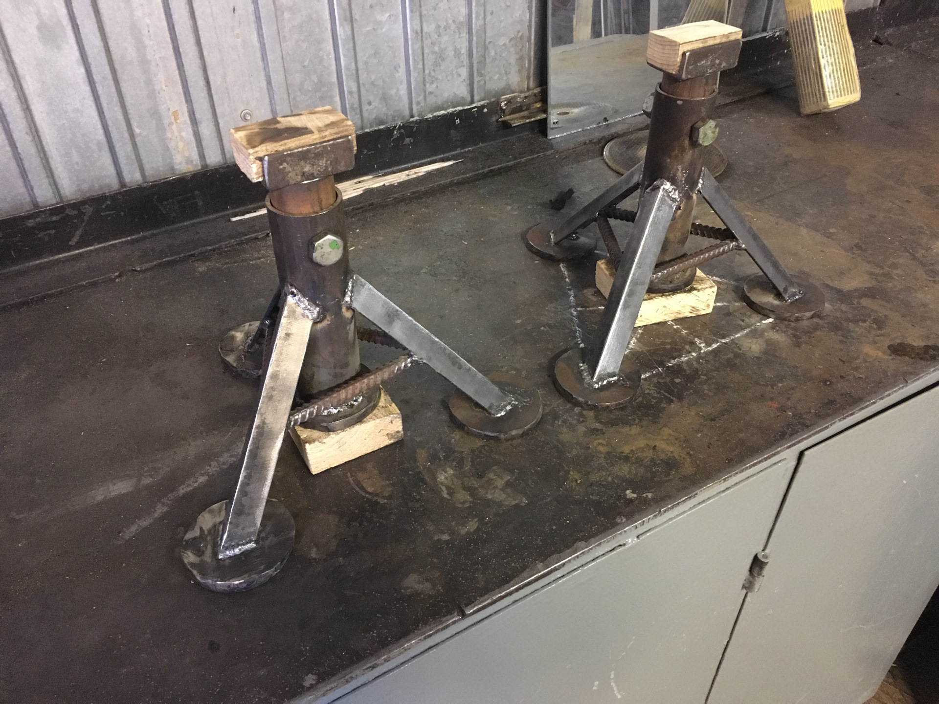 Подставки под машину bahco bh3hd12000 опоры для грузовиков. Подставка под автомобиль. Стойки опорные для авто. Подставка опора козелки. T51212 подставка под автомобиль 12т.