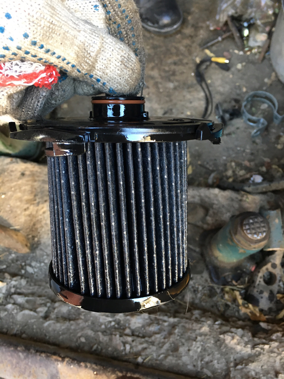 Замена топливного фильтра — Ford Transit (7G), 2,2 л, 2012 года ...