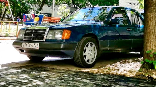 Mercedes-Benz E-Class Surf Blue Three Ray Star
