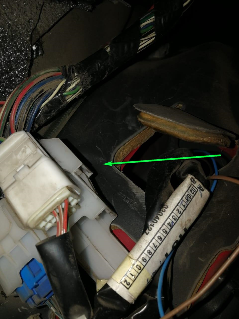 Вот отсюда, ага! А кто говорил, что будет легко. Выражение *за пол часа с перекурами* тут явно не подходит. — Pontiac Vibe (1G). Запчасти на фото: 1618219, B1620