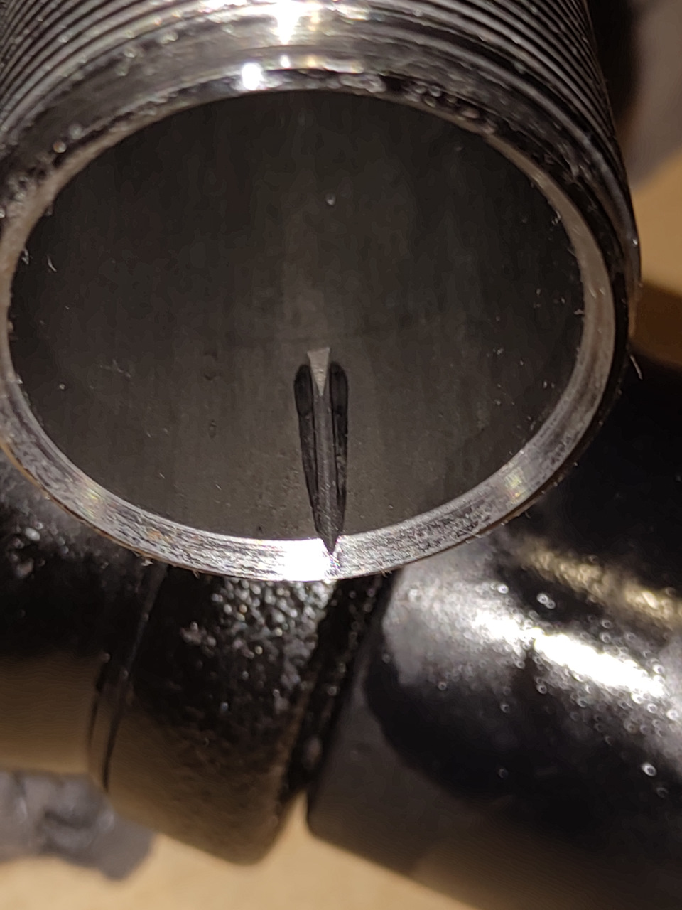 Два перепускных клапана на вид очень качественно обработаны, нет никаких заусенцев и острых стенок, манжета прослужит дольше. — Volkswagen Polo Sedan