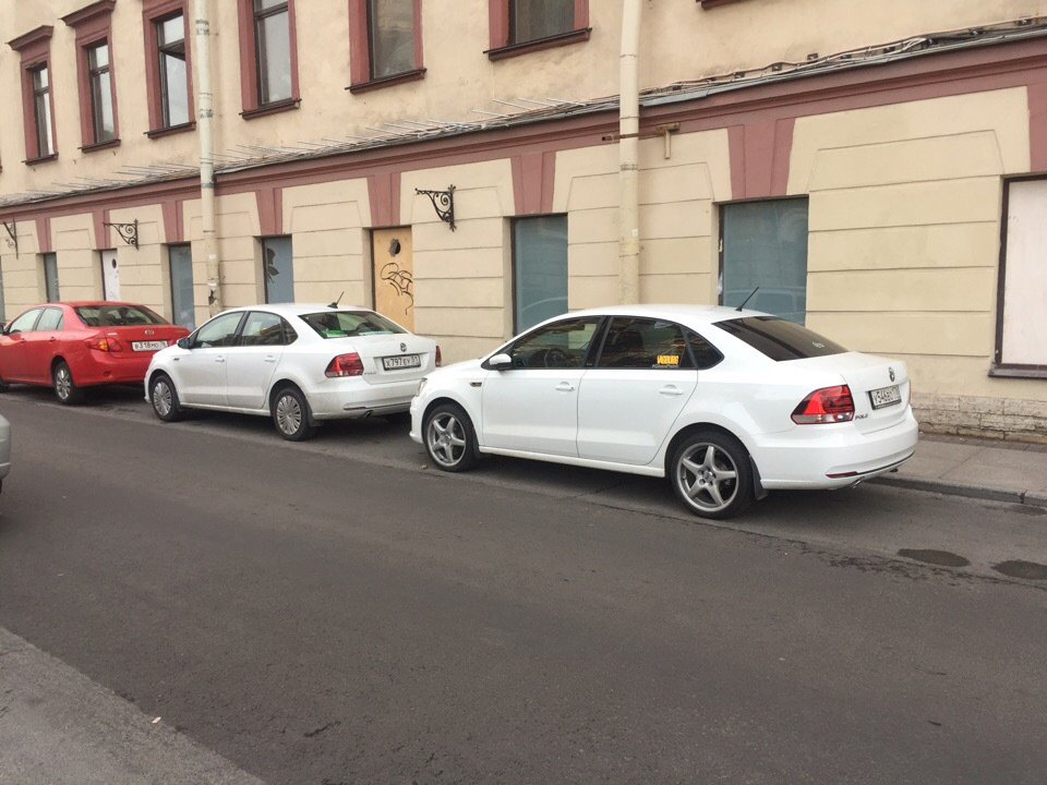 Папа заезжал, его машина впереди — Volkswagen Polo Sedan