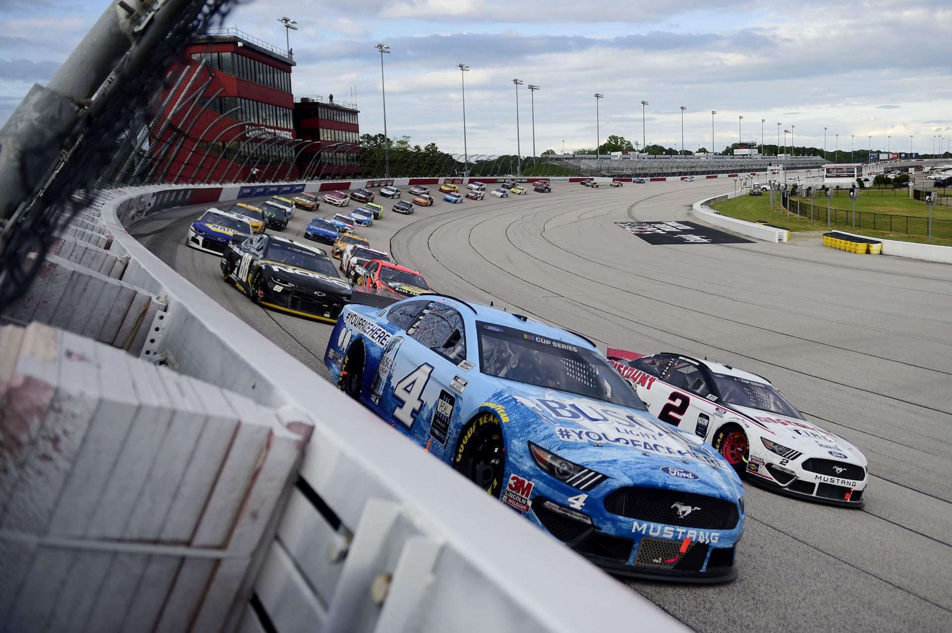 Маски, пустые трибуны — но гонка состоялась! NASCAR открывает сезон. —  «Автоспорт» на DRIVE2