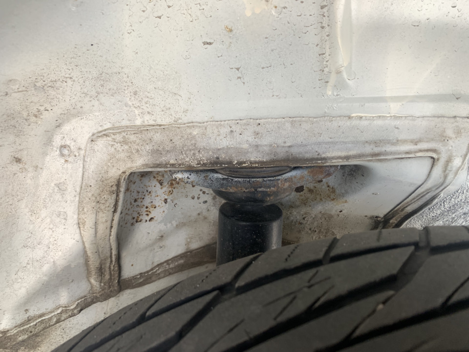 Задняя левая арка. Следы от белой краски это мои старые попытки зачистить, обработать преобразователем ржавчины и чем-то защитить. — Volvo XC60 (1G)