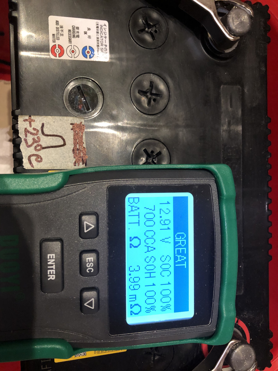 Показание тестера на левом акуме после зарядки, ССА добавилось, внутреннее сопротивление уменьшилось… — Mitsubishi Pajero Sport (1G)