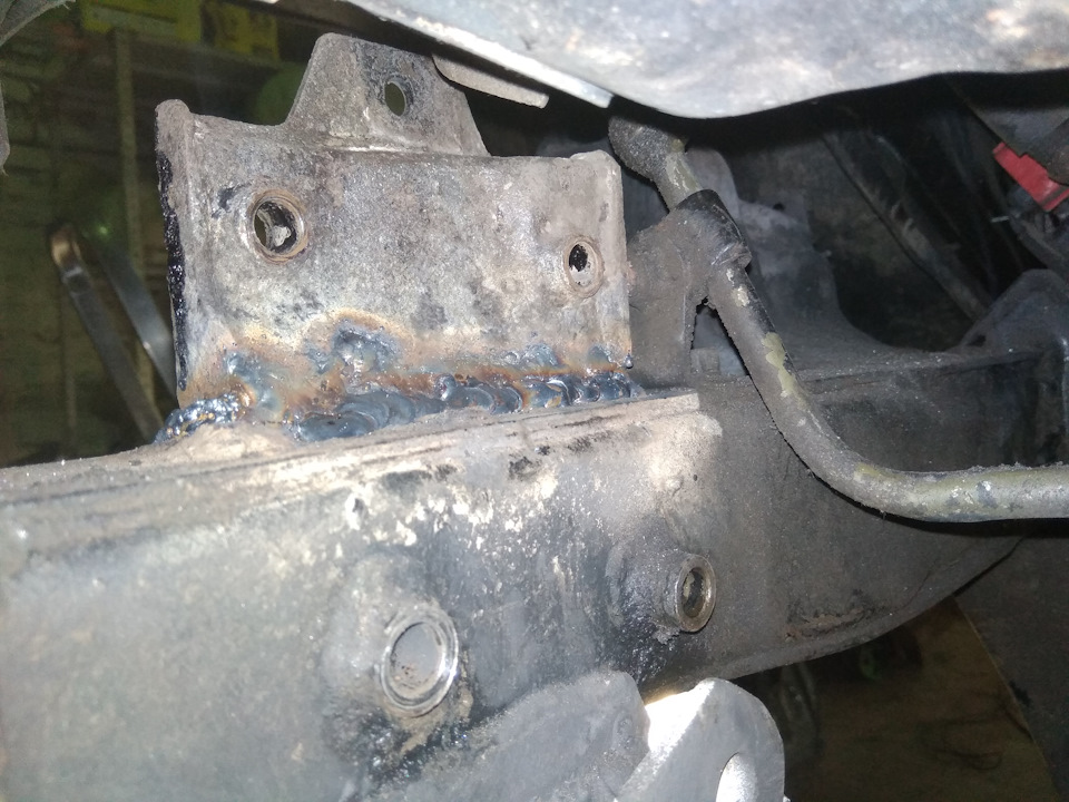 Новый кронштейн вварен — Mitsubishi Montero I