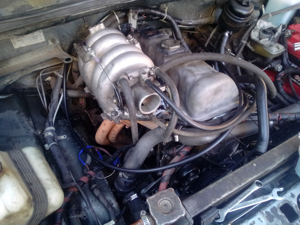 Теперь тросик газа не изгибается зигзагом, а плавно огибает двигатель. До выпускного коллектора достаточно места. — Lada 2120 Надежда