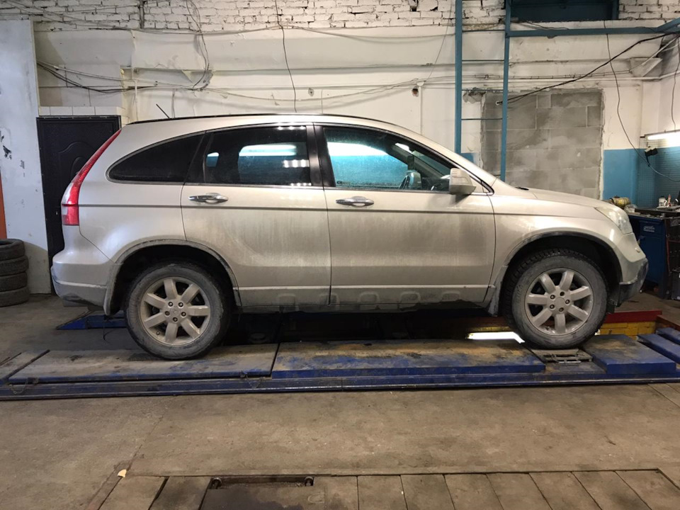 16. Tył: oczyść górną poduszkę amortyzatora; przygotuj element do prac przy szpilkach. — Honda CR‑V III (RE)