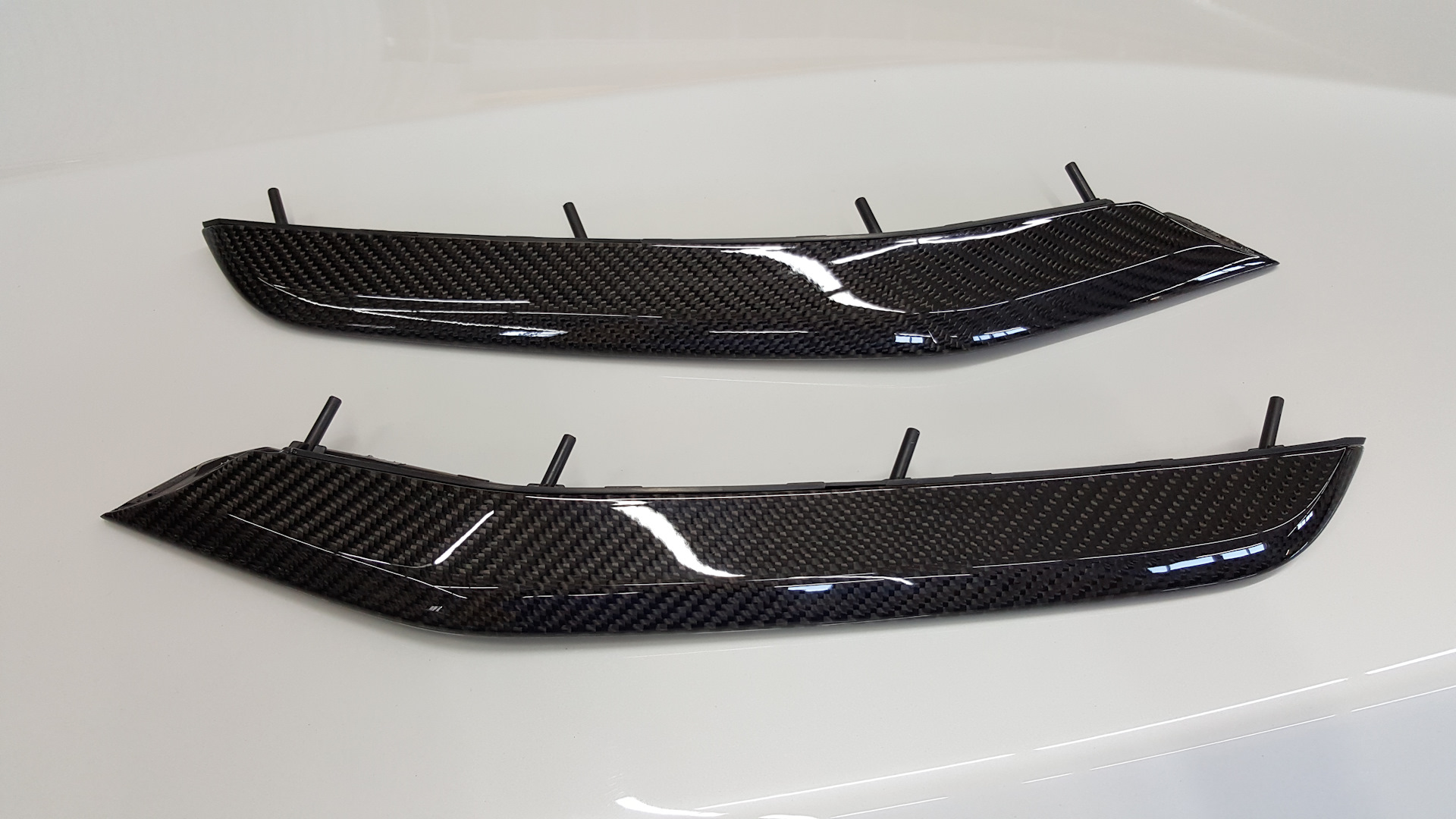 Декоративные бампера. Бампер приора 2 передний. Клыки накладка бампера (спойлер бампера, губа) toyota prius zvw50,. Резиновые накладки на бампер автомобиля. Накладка на задний бампер форд мондео 4.