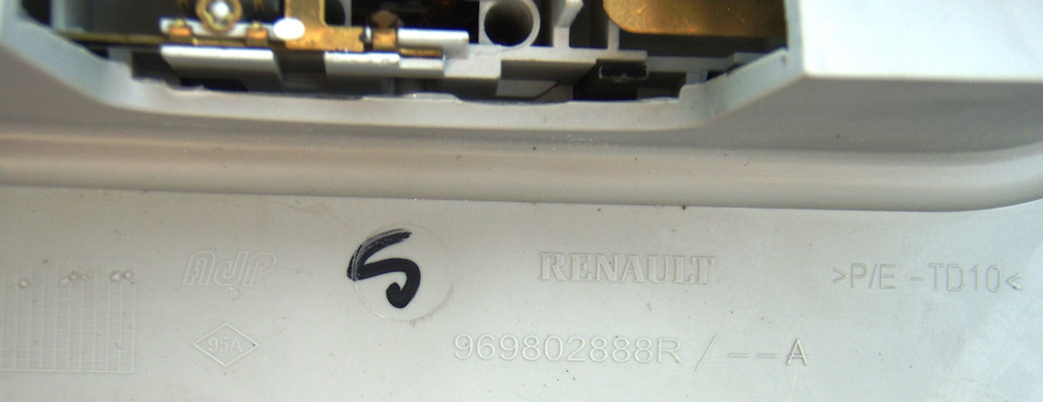 код на корпусе — Renault Duster (1G). Запчасти на фото: 969802888R