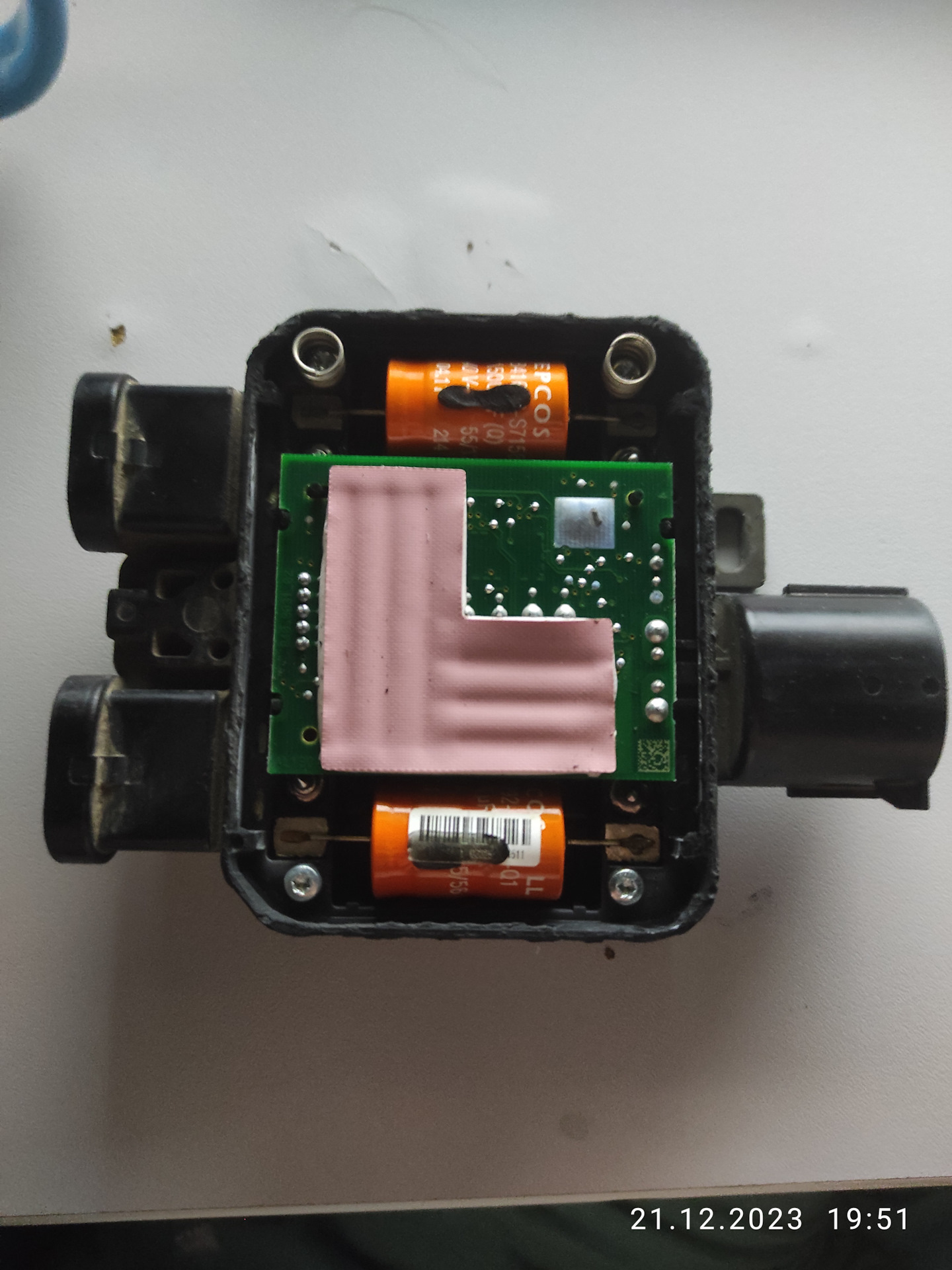 Не отключается вентилятор радиатора кондиционера, сдох аккумулятор ...
