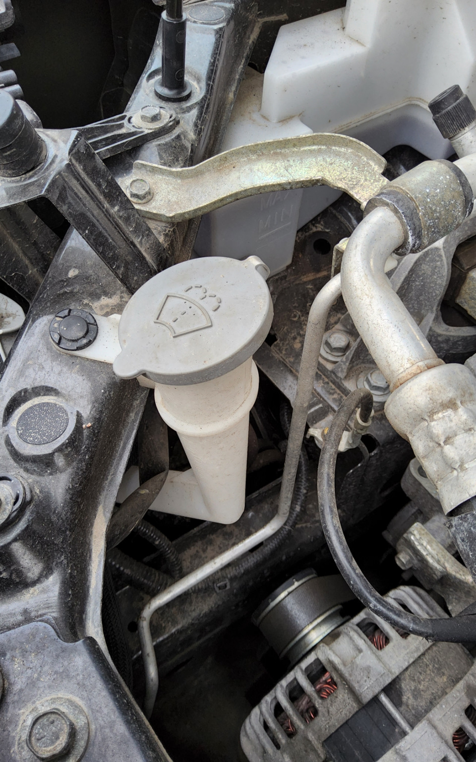 У Хитрилы горловина узкая и строго над ремнем агрегатов. Не стоит лить на ремень спирт и вообще что либо — Nissan X-Trail III (t32)