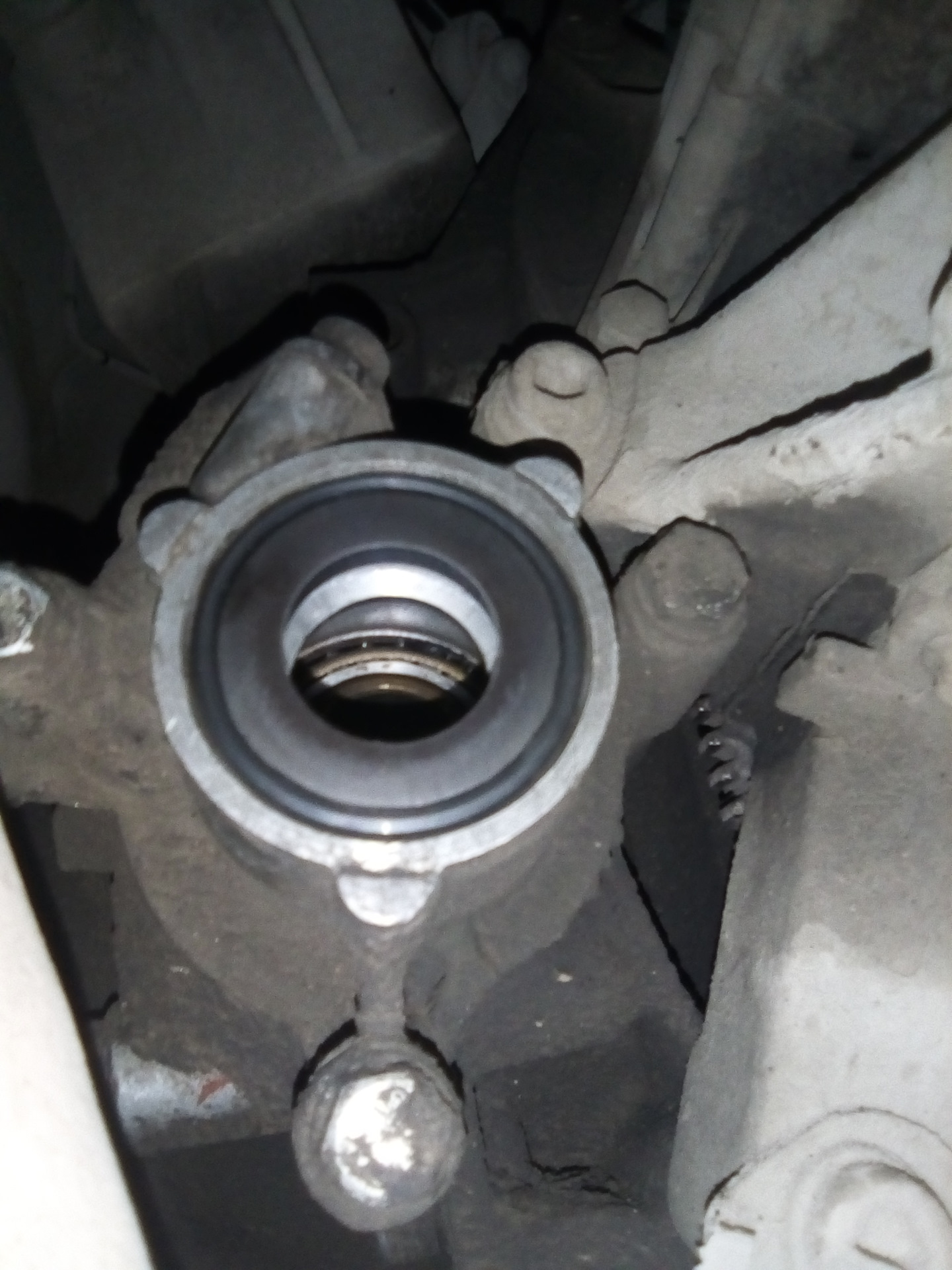 Промежуточный подшипник привода. — Peugeot 307, 1,6 л, 2005 года ...