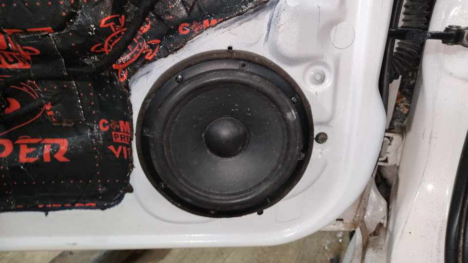 Слева Прайд Изи — Nissan Primera (P11)