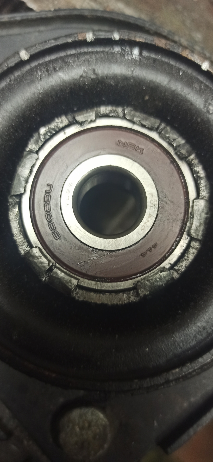 Замена подшипника в опорном подшипнике стойки аморта — Toyota Avensis I ...