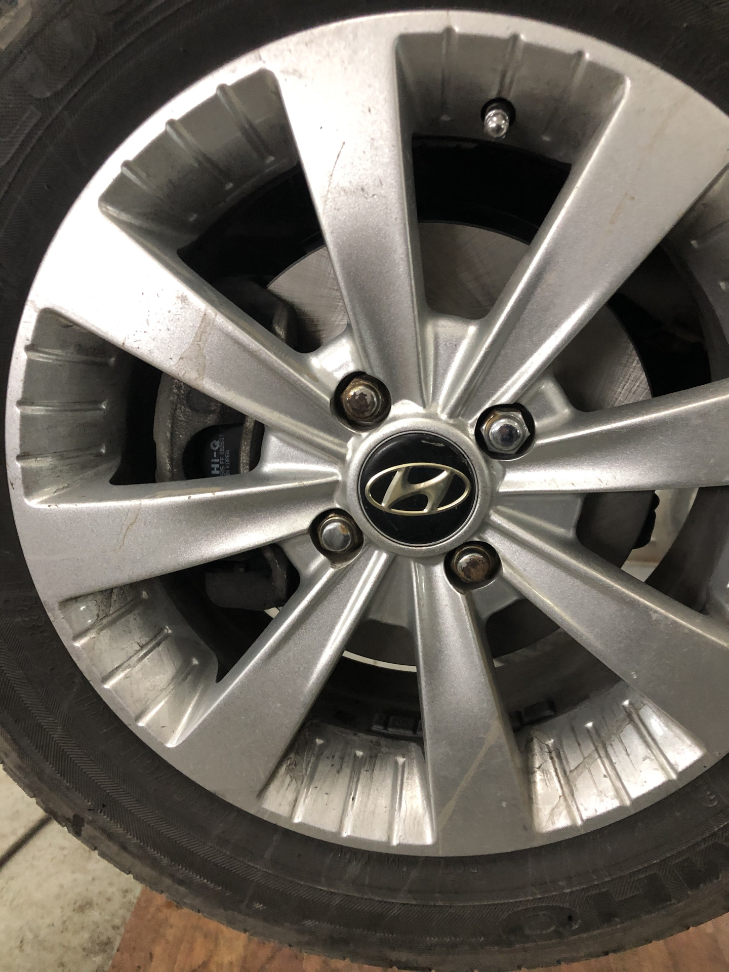 Замена передних тормозных дисков и колодок — Hyundai Solaris, 1,6 л ...