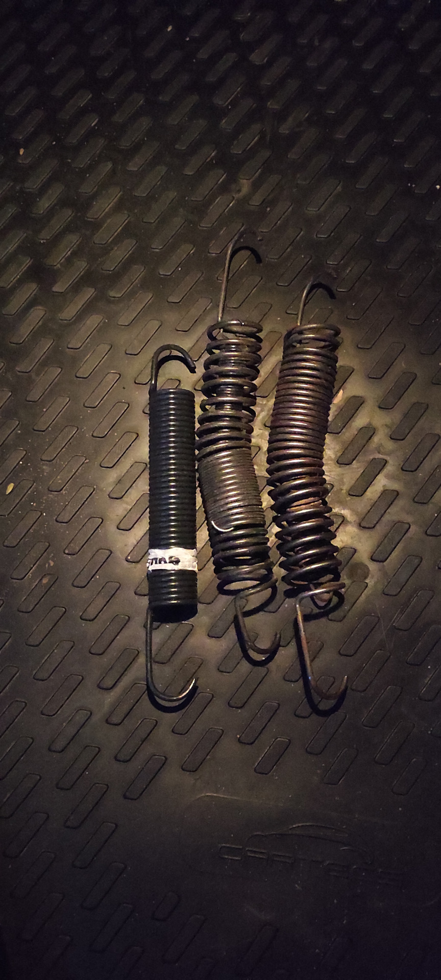 Пружинки в крышку багажника от ВАЗ 2110 — Lada Vesta, 1,6 л, 2016 года ...