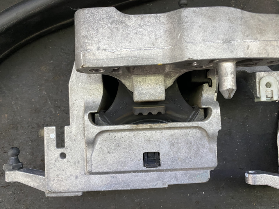 И тоже самое на старой, вот тут то и видны искривления и просаженость подушки и кое что еще — BMW 2 series Active Tourer (F45)