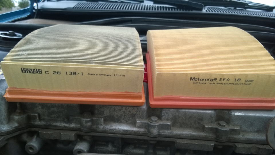 сравнение воздушного фильтра MANN C26138/1 KIT (слева), оригинал Motorcraft EFA 18 (справа) — Ford Escort Mk5. Запчасти на фото: C261381KIT, EFA18, C261381