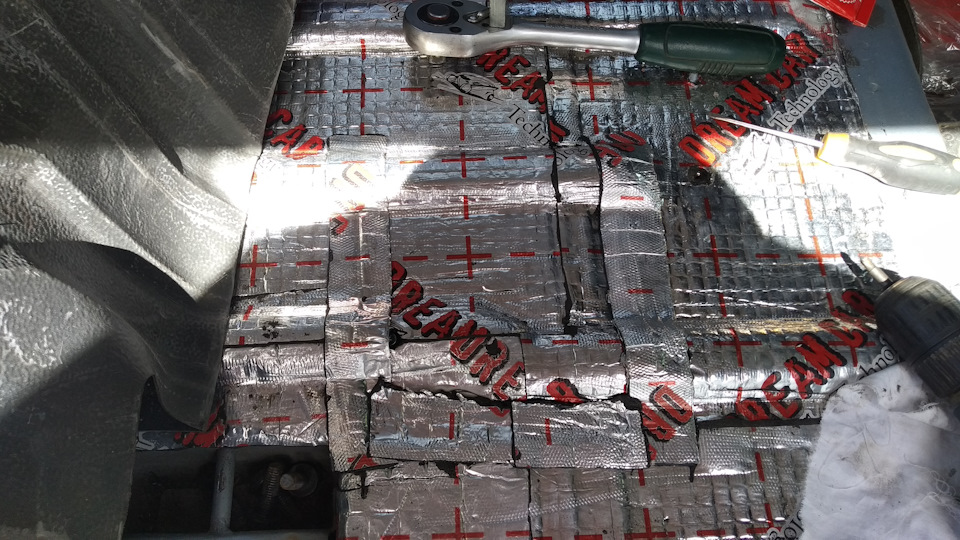 Все отрезные швы залепил виброй. — Ford Tourneo Connect (1G)