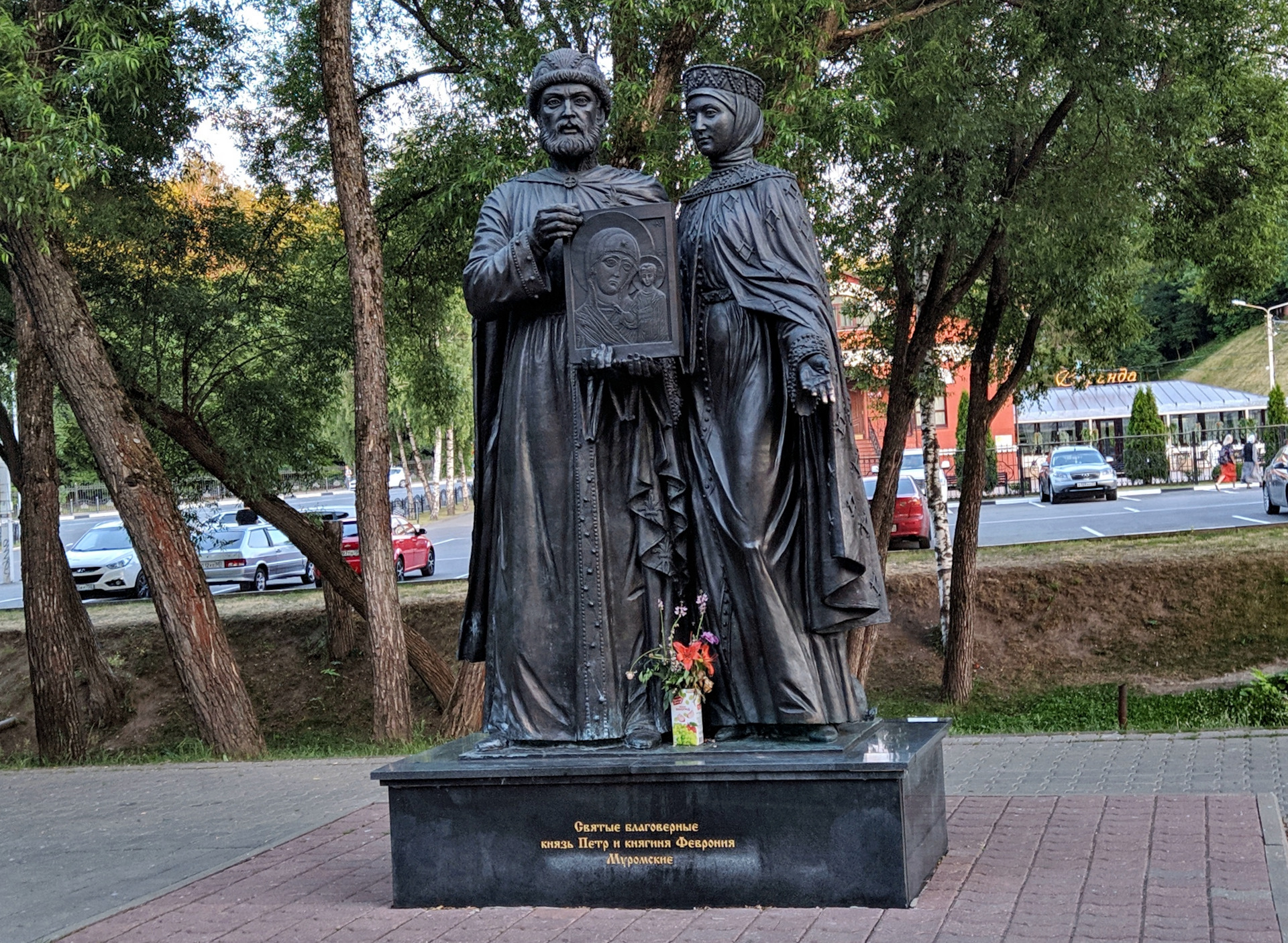 Памятник петру и февронии фото. Памятник Петра и Февронии Чергеев Посад. Памятник Петру и Февронии в Сергиевом Посаде. Сквер Петра и Февронии, Сергиев Посад.