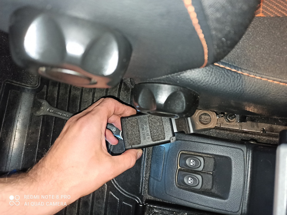 Демонтируем декоративную панель водительского сидения в Ларгусе и лечим ...