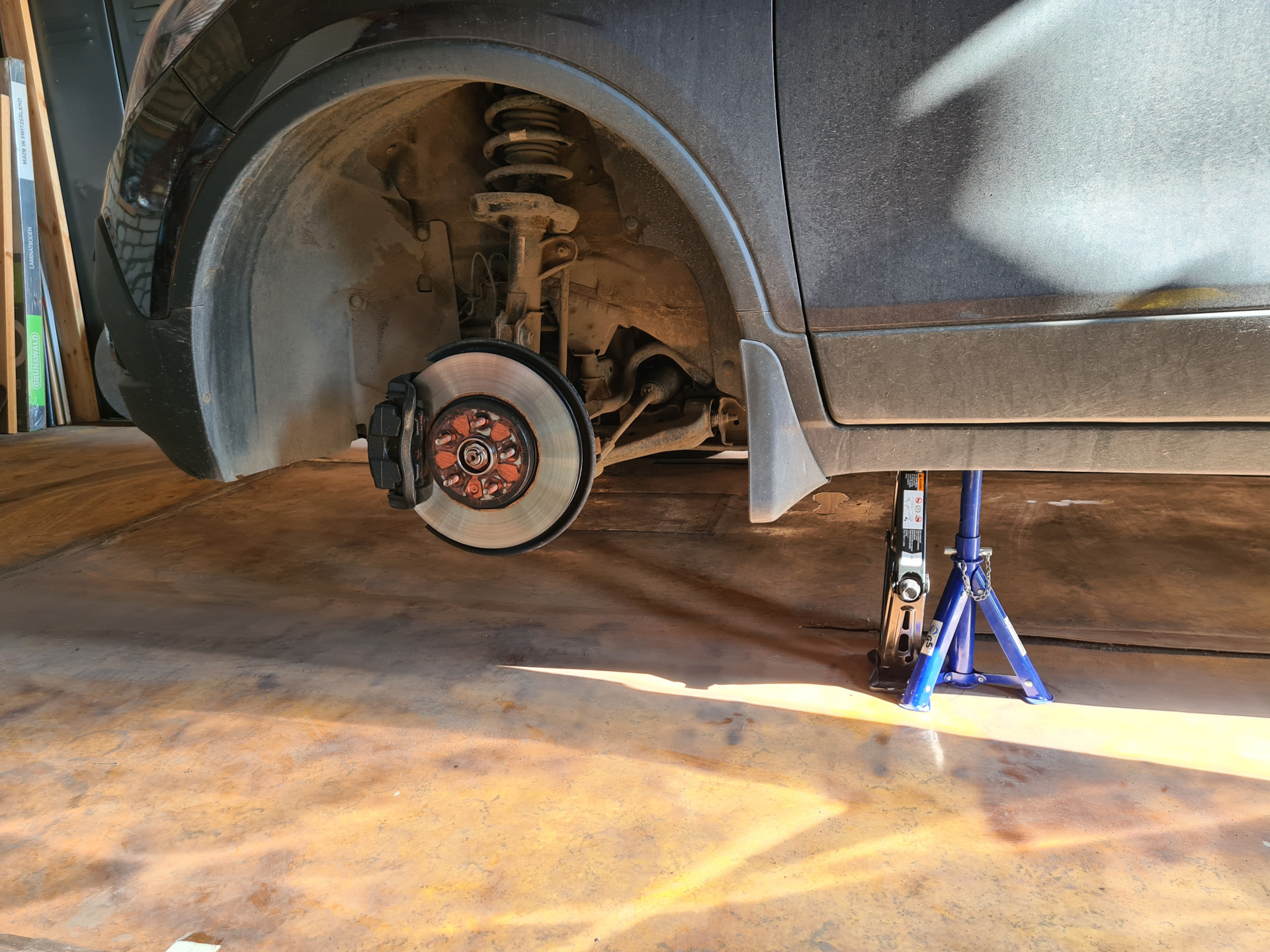 вывешенное колесо. домкрат на колесах. упоры для домкрата шкода а5фл. подставка с домкратом 3. вывешивание колеса.