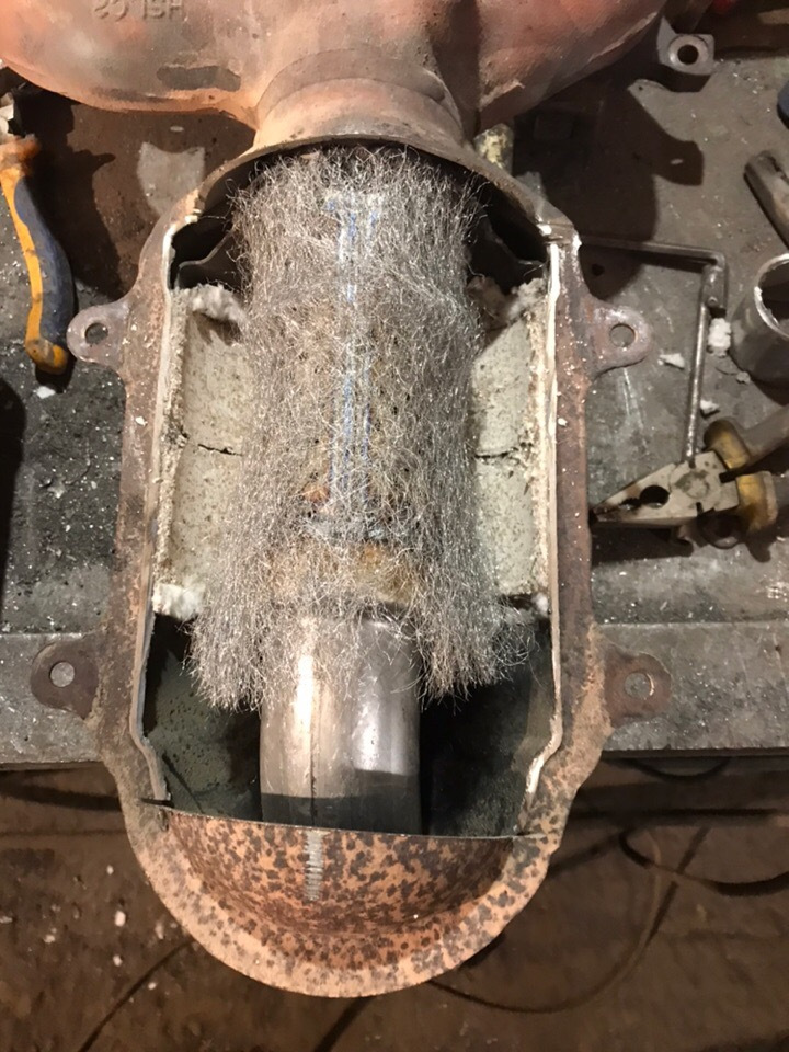 Нейтрализатор автомобильный. Катализатор выхлопа. Почему стоит катализатор. Катализатор от машины. Пламегаситель глушителя рав 4.