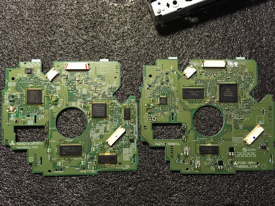 Вот обе платы для сравнения, слева родная вольвовская — Volvo C30