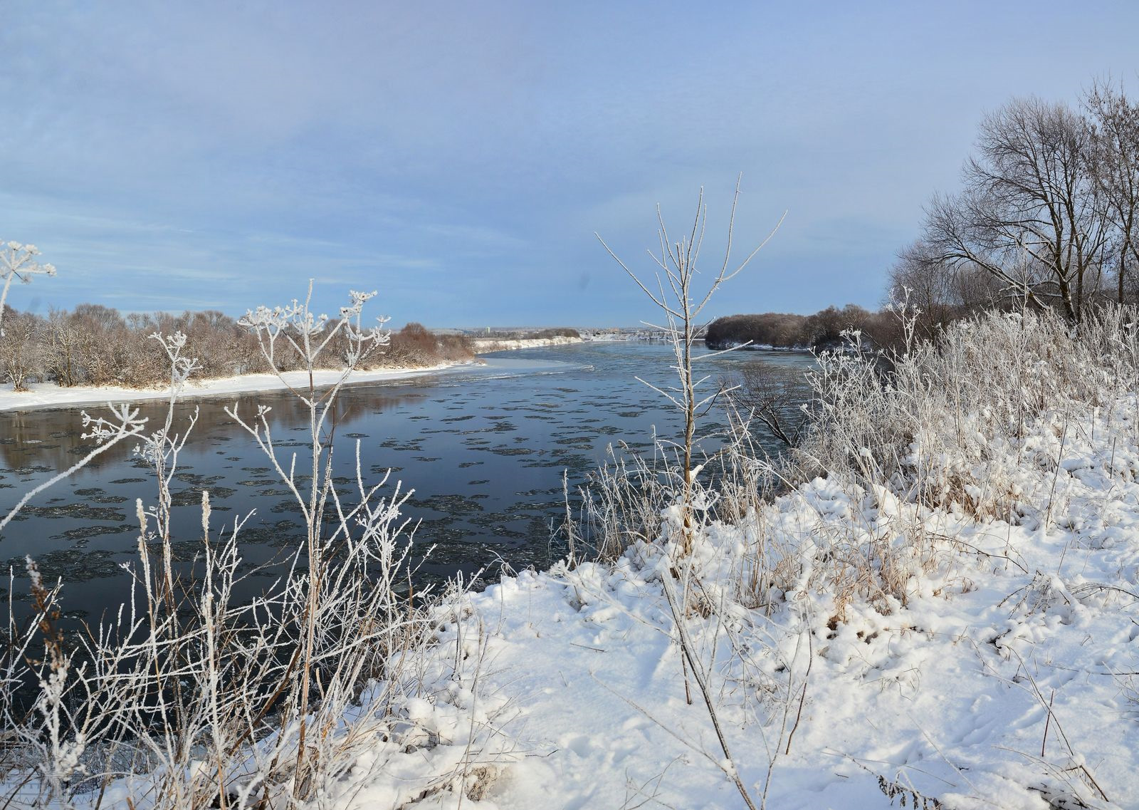 Река угра, смоленская область сентябрь 2021. Река угра калужская область зима. Река угра зимой. Национальный парк «угра» весной. Как угра изменяется в разные времена года.