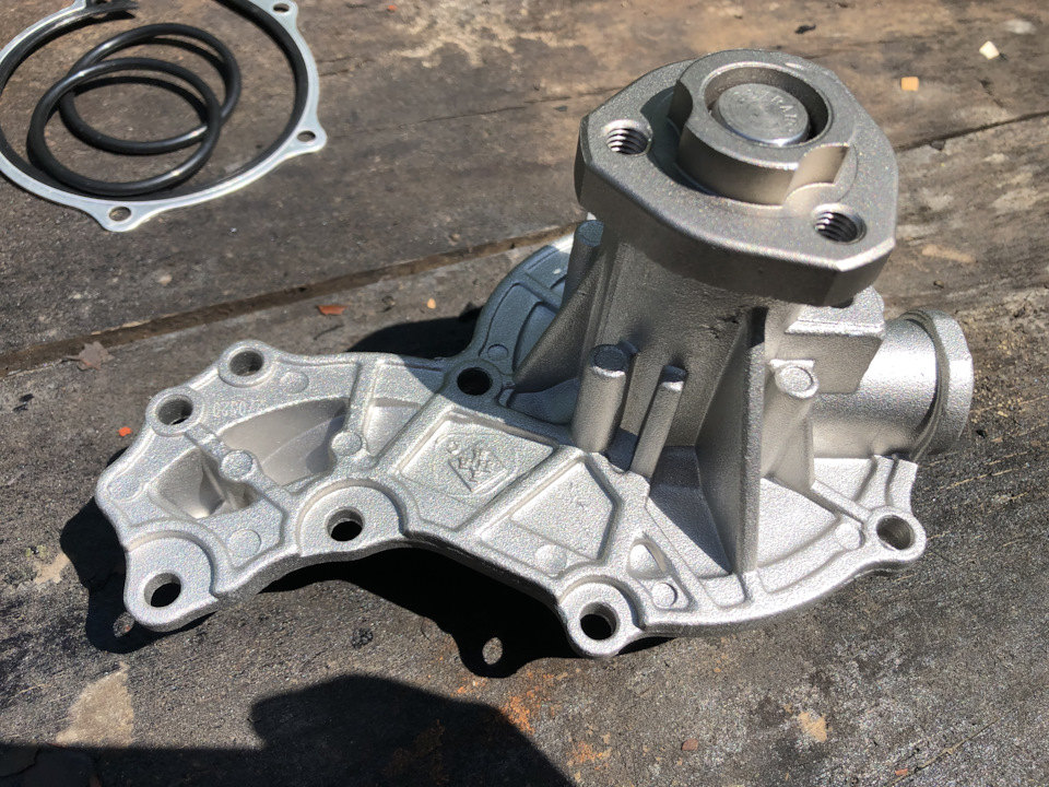 Помпа ОЖ (водяной насос) INA 538033910 — Volkswagen Golf GTI Mk3. Запчасти на фото: 538033910