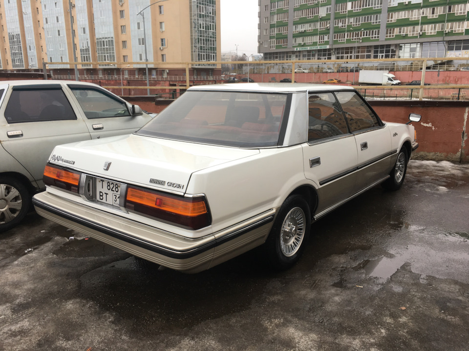 помыл и почти загнал на паркинг, но какой-же он всё-таки классный! — Toyota Crown (S120)