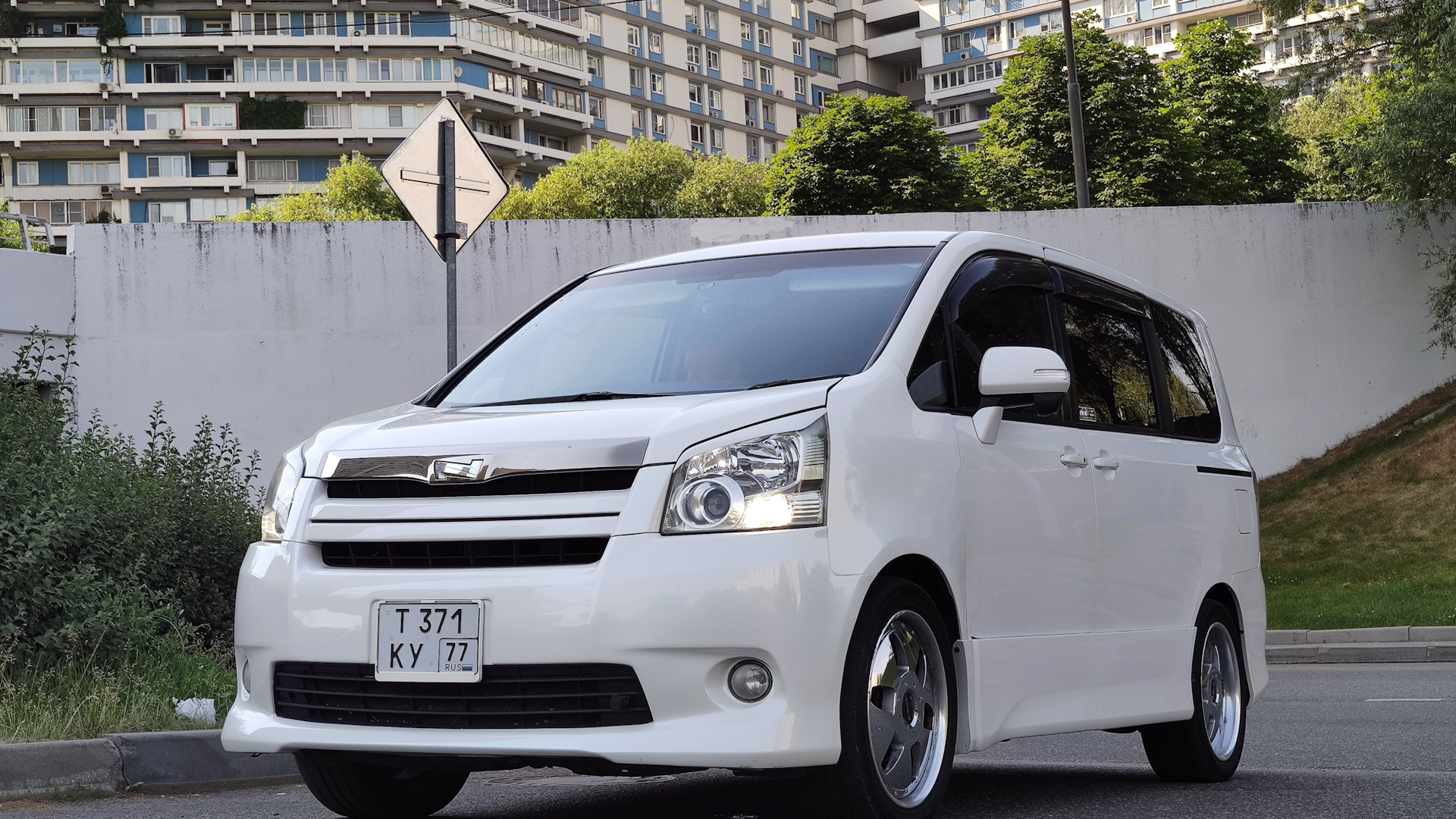 Toyota Noah 2.0 бензиновый 2009 | S 🚐 на DRIVE2