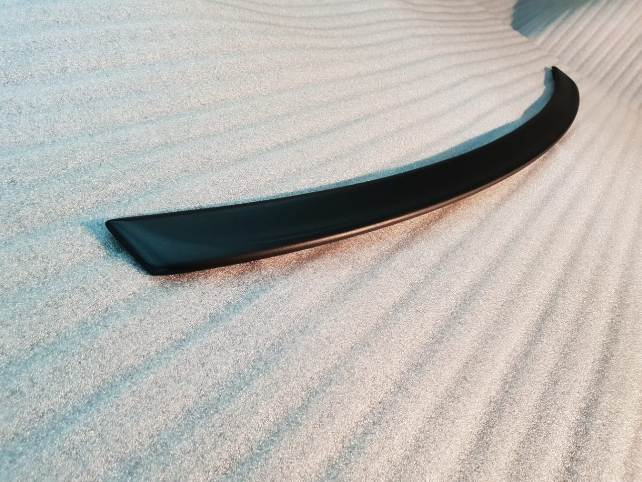 накладка на кромку багажника эксплорер 5. ободок на кромку багажника. ржавчина на кромке двери калина 2. молдинг на багажник шкода рапид 2016. кромка багажника.