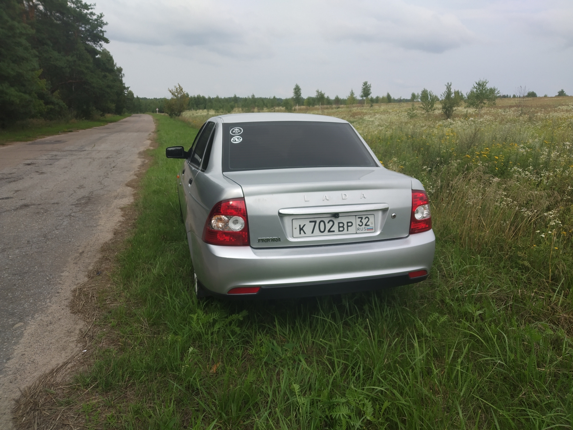 Приора 2 задний. Приора 2 сзади седан Снежка. Лада Приора 2 Снежная Королева седан. Задний бампер Приора 2 Снежка. Приора 2 седан серебристая.