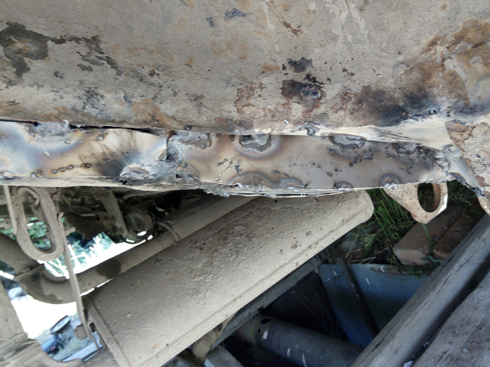 сгнил лонжерон. сгнил задний лонжерон. передний лонжерон galant 8. сгнил лонжерон. фото сгнивших деревянных нар.